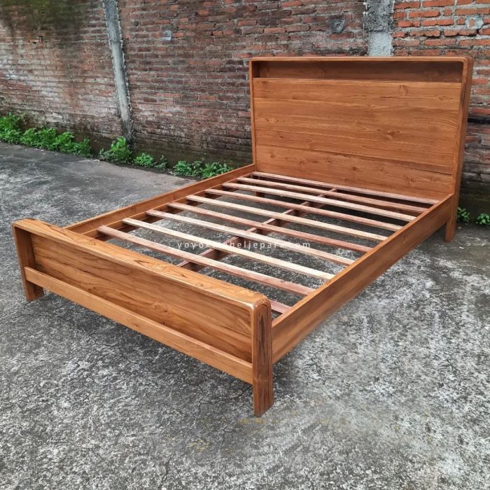 tempat tidur kayu