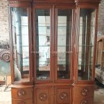 lemari pajangan kayu