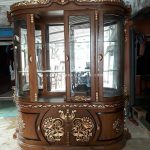 lemari pajangan kaca