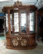 lemari pajangan kaca