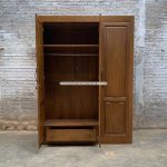Lemari 2 pintu telah menjadi salah satu elemen penting dalam desain interior modern, tidak hanya karena fungsinya yang praktis tetapi juga karena kemampuannya untuk mengoptimalkan ruang dengan sempurna. Dengan desain yang elegan dan fungsional, lemari ini menjadi solusi penyimpanan yang ideal untuk berbagai ruangan, mulai dari kamar tidur hingga ruang tamu. Dua pintu memberikan akses yang mudah ke dalam lemari, memungkinkan pengguna untuk menyusun dan mengatur barang-barang dengan lebih efisien. Kehadiran lemari 2 pintu tidak hanya menambah nilai estetika dalam sebuah ruangan, tetapi juga memberikan kemungkinan penyimpanan yang lebih besar tanpa harus mengorbankan banyak ruang lantai. Dengan ragam pilihan material yang tersedia, mulai dari kayu hingga bahan metal, lemari 2 pintu menawarkan fleksibilitas desain yang memenuhi berbagai selera dan kebutuhan. Dari penyimpanan pakaian hingga perlengkapan rumah tangga, lemari ini menjadi investasi yang berharga untuk menciptakan tatanan ruang yang rapi dan teratur. Desain Fungsional - Memaksimalkan Penyimpanan Lemari 2 pintu menonjol dengan desain fungsional yang memungkinkan pengguna untuk memaksimalkan penyimpanan dalam ruang yang terbatas. Dua pintu memberikan akses yang mudah ke dalam lemari, memungkinkan pengguna untuk menyusun pakaian, perlengkapan rumah tangga, dan barang-barang lainnya dengan lebih efisien. Dengan rak-rak yang disusun secara hati-hati di dalamnya, lemari ini dapat diatur sedemikian rupa sehingga memungkinkan pengguna untuk menyimpan berbagai jenis barang dengan rapi dan terorganisir. Selain itu, beberapa model lemari 2 pintu dilengkapi dengan berbagai tambahan fitur fungsional, seperti laci tambahan, rak khusus untuk sepatu, atau tempat gantungan untuk pakaian. Fitur-fitur ini dirancang untuk memberikan fleksibilitas dalam penyimpanan, sehingga pengguna dapat dengan mudah menyesuaikan lemari sesuai dengan kebutuhan mereka. Dengan demikian, lemari 2 pintu tidak hanya menjadi solusi praktis untuk menyimpan barang-barang, tetapi juga membantu menciptakan tatanan ruang yang lebih efisien dan teratur. Elegan dan Efisien - Estetika dalam Penataan Ruang Lemari 2 pintu tidak hanya berfungsi sebagai penyimpan barang, tetapi juga memberikan kontribusi yang signifikan terhadap estetika ruang. Dengan desainnya yang elegan dan terkadang dilengkapi dengan detail estetis yang menarik, lemari ini mampu meningkatkan tampilan visual sebuah ruangan. Baik dalam ruang tamu, kamar tidur, atau ruang kerja, kehadiran lemari 2 pintu dapat menambah sentuhan keanggunan yang sekaligus menyempurnakan tata letak furnitur secara keseluruhan. Selain itu, pemilihan lemari 2 pintu dengan desain yang sesuai dengan gaya dekorasi ruangan dapat menciptakan kesan harmonis dan koheren dalam interior. Misalnya, lemari dengan detail kayu alami cocok untuk tampilan ruangan yang bernuansa alami atau rustic, sementara lemari dengan sentuhan modern dan minimalis dapat menyeimbangkan ruangan dengan gaya kontemporer. Dengan demikian, lemari 2 pintu bukan hanya merupakan solusi penyimpanan yang efisien, tetapi juga merupakan elemen penting dalam mencapai estetika yang diinginkan dalam desain interior. Keandalan dan Kehalusan Dalam Desain Salah satu aspek yang tidak boleh diabaikan dalam memilih lemari 2 pintu adalah bahan atau material yang digunakan dalam pembuatannya. Beragam pilihan material tersedia, mulai dari kayu solid hingga bahan sintetis yang tahan lama. Kayu solid menawarkan keandalan dan kekokohan yang luar biasa, sementara bahan sintetis seperti MDF atau laminate dapat memberikan pilihan yang lebih hemat biaya tanpa mengorbankan kualitas. Penting untuk mempertimbangkan faktor-faktor seperti daya tahan, kekuatan, dan tampilan visual ketika memilih material lemari, agar sesuai dengan gaya dan kebutuhan ruangan. Selain bahan dasar, finishing dan detail tambahan juga memainkan peran penting dalam menentukan estetika dan keandalan lemari. Misalnya, pemilihan cat atau lapisan pelindung yang tepat dapat memberikan perlindungan tambahan terhadap aus dan goresan, sementara detail seperti pegangan pintu atau kaki lemari dapat menambah nilai estetika dan kemudahan penggunaan. Dengan memperhatikan pilihan material dan detail desain, lemari 2 pintu dapat menjadi investasi jangka panjang yang tidak hanya berfungsi dengan baik, tetapi juga menambah nilai estetika dalam desain ruangan secara keseluruhan. Dalam mengeksplorasi keberagaman lemari 2 pintu, penting untuk diingat bahwa pilihan yang tepat tidak hanya berkaitan dengan fungsionalitas, tetapi juga dengan keindahan dan keandalan. Dengan memperhatikan desain fungsional, keelokan estetika, dan pemilihan material yang tepat, Anda dapat menciptakan ruang yang rapi dan harmonis. Jika Anda tertarik untuk menjelajahi lebih lanjut tentang berbagai opsi lemari 2 pintu yang berkualitas, kunjungi yoyokmebeljepara.com untuk menemukan koleksi lengkap dan berkualitas dari Yoyok Mebel