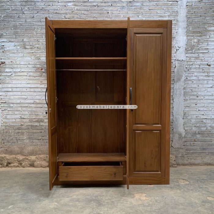 Lemari 2 pintu telah menjadi salah satu elemen penting dalam desain interior modern, tidak hanya karena fungsinya yang praktis tetapi juga karena kemampuannya untuk mengoptimalkan ruang dengan sempurna. Dengan desain yang elegan dan fungsional, lemari ini menjadi solusi penyimpanan yang ideal untuk berbagai ruangan, mulai dari kamar tidur hingga ruang tamu. Dua pintu memberikan akses yang mudah ke dalam lemari, memungkinkan pengguna untuk menyusun dan mengatur barang-barang dengan lebih efisien. Kehadiran lemari 2 pintu tidak hanya menambah nilai estetika dalam sebuah ruangan, tetapi juga memberikan kemungkinan penyimpanan yang lebih besar tanpa harus mengorbankan banyak ruang lantai. Dengan ragam pilihan material yang tersedia, mulai dari kayu hingga bahan metal, lemari 2 pintu menawarkan fleksibilitas desain yang memenuhi berbagai selera dan kebutuhan. Dari penyimpanan pakaian hingga perlengkapan rumah tangga, lemari ini menjadi investasi yang berharga untuk menciptakan tatanan ruang yang rapi dan teratur. Desain Fungsional - Memaksimalkan Penyimpanan Lemari 2 pintu menonjol dengan desain fungsional yang memungkinkan pengguna untuk memaksimalkan penyimpanan dalam ruang yang terbatas. Dua pintu memberikan akses yang mudah ke dalam lemari, memungkinkan pengguna untuk menyusun pakaian, perlengkapan rumah tangga, dan barang-barang lainnya dengan lebih efisien. Dengan rak-rak yang disusun secara hati-hati di dalamnya, lemari ini dapat diatur sedemikian rupa sehingga memungkinkan pengguna untuk menyimpan berbagai jenis barang dengan rapi dan terorganisir. Selain itu, beberapa model lemari 2 pintu dilengkapi dengan berbagai tambahan fitur fungsional, seperti laci tambahan, rak khusus untuk sepatu, atau tempat gantungan untuk pakaian. Fitur-fitur ini dirancang untuk memberikan fleksibilitas dalam penyimpanan, sehingga pengguna dapat dengan mudah menyesuaikan lemari sesuai dengan kebutuhan mereka. Dengan demikian, lemari 2 pintu tidak hanya menjadi solusi praktis untuk menyimpan barang-barang, tetapi juga membantu menciptakan tatanan ruang yang lebih efisien dan teratur. Elegan dan Efisien - Estetika dalam Penataan Ruang Lemari 2 pintu tidak hanya berfungsi sebagai penyimpan barang, tetapi juga memberikan kontribusi yang signifikan terhadap estetika ruang. Dengan desainnya yang elegan dan terkadang dilengkapi dengan detail estetis yang menarik, lemari ini mampu meningkatkan tampilan visual sebuah ruangan. Baik dalam ruang tamu, kamar tidur, atau ruang kerja, kehadiran lemari 2 pintu dapat menambah sentuhan keanggunan yang sekaligus menyempurnakan tata letak furnitur secara keseluruhan. Selain itu, pemilihan lemari 2 pintu dengan desain yang sesuai dengan gaya dekorasi ruangan dapat menciptakan kesan harmonis dan koheren dalam interior. Misalnya, lemari dengan detail kayu alami cocok untuk tampilan ruangan yang bernuansa alami atau rustic, sementara lemari dengan sentuhan modern dan minimalis dapat menyeimbangkan ruangan dengan gaya kontemporer. Dengan demikian, lemari 2 pintu bukan hanya merupakan solusi penyimpanan yang efisien, tetapi juga merupakan elemen penting dalam mencapai estetika yang diinginkan dalam desain interior. Keandalan dan Kehalusan Dalam Desain Salah satu aspek yang tidak boleh diabaikan dalam memilih lemari 2 pintu adalah bahan atau material yang digunakan dalam pembuatannya. Beragam pilihan material tersedia, mulai dari kayu solid hingga bahan sintetis yang tahan lama. Kayu solid menawarkan keandalan dan kekokohan yang luar biasa, sementara bahan sintetis seperti MDF atau laminate dapat memberikan pilihan yang lebih hemat biaya tanpa mengorbankan kualitas. Penting untuk mempertimbangkan faktor-faktor seperti daya tahan, kekuatan, dan tampilan visual ketika memilih material lemari, agar sesuai dengan gaya dan kebutuhan ruangan. Selain bahan dasar, finishing dan detail tambahan juga memainkan peran penting dalam menentukan estetika dan keandalan lemari. Misalnya, pemilihan cat atau lapisan pelindung yang tepat dapat memberikan perlindungan tambahan terhadap aus dan goresan, sementara detail seperti pegangan pintu atau kaki lemari dapat menambah nilai estetika dan kemudahan penggunaan. Dengan memperhatikan pilihan material dan detail desain, lemari 2 pintu dapat menjadi investasi jangka panjang yang tidak hanya berfungsi dengan baik, tetapi juga menambah nilai estetika dalam desain ruangan secara keseluruhan. Dalam mengeksplorasi keberagaman lemari 2 pintu, penting untuk diingat bahwa pilihan yang tepat tidak hanya berkaitan dengan fungsionalitas, tetapi juga dengan keindahan dan keandalan. Dengan memperhatikan desain fungsional, keelokan estetika, dan pemilihan material yang tepat, Anda dapat menciptakan ruang yang rapi dan harmonis. Jika Anda tertarik untuk menjelajahi lebih lanjut tentang berbagai opsi lemari 2 pintu yang berkualitas, kunjungi yoyokmebeljepara.com untuk menemukan koleksi lengkap dan berkualitas dari Yoyok Mebel