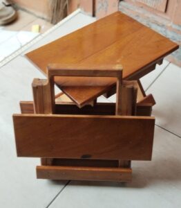 Meja kayu praktis untuk belajar